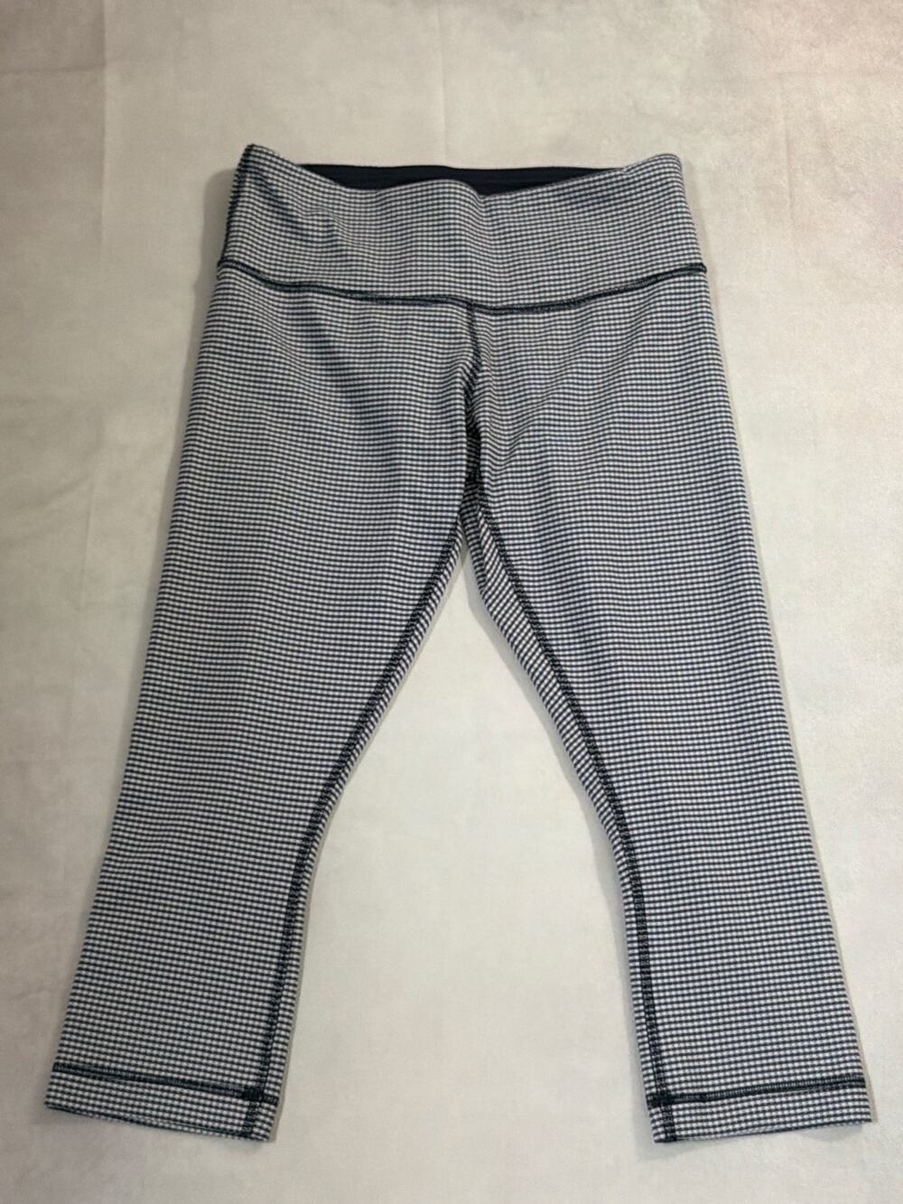 Lululemon Size 6 Cropped Capri Yoga Leggings in Black & White Gingham Check